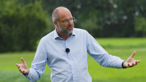 John Thijssen, Presidente da Barenbrug, destaca as práticas e inovações sustentáveis implementadas pela empresa para combater as mudanças climáticas.