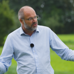 John Thijssen, Presidente da Barenbrug, destaca as práticas e inovações sustentáveis implementadas pela empresa para combater as mudanças climáticas.
